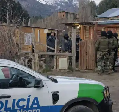 Allanaron tres casas por el ataque en Nahuel Hue: una mujer terminó detenida y la Justicia busca a más