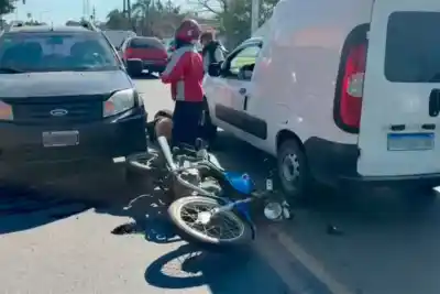 Salió del hipermercado en Paraná y terminó chocando contra dos vehículos