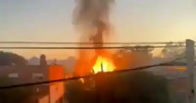 Caos en Merlo: Explosiones y garrafas voladoras en un incendio que obligó a los vecinos a huir