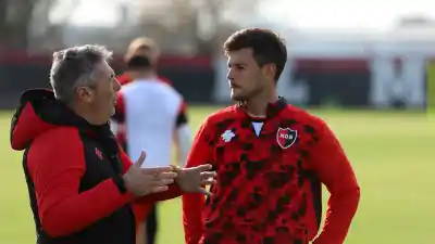 Kudelka no los mira y ya tienen las valijas listas: los dos que se van de Newell's