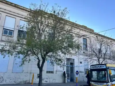 Dos alumnas se pelearon en la vereda y el conflicto siguió con los padres adentro de la escuela