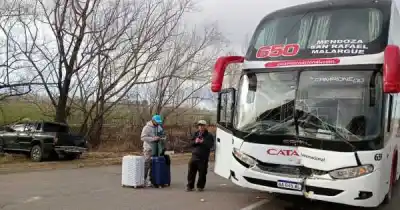 Chocaron un micro y una camioneta en la Ruta 40: quiénes terminaron hospitalizados