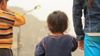 Criaba sola a cuatro chicos, tres con discapacidad, y vivía en la indigencia: la Justicia tomó una decisión que cambia todo