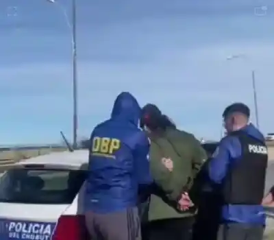 Lo esperaban desde 2025 por abuso sexual infantil y cayó en plena calle de Comodoro