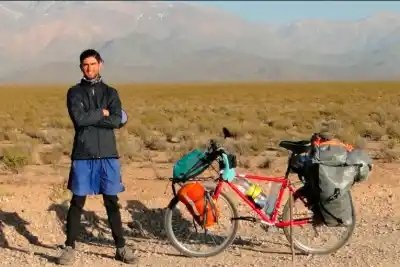 Recorrió 18.000 km en bici y lo que publicó después lo convirtió en fenómeno