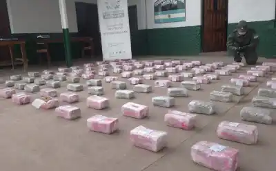 Ocultaban 66 kilos de cocaína en un auto: lo que apareció en el torpedo los delató