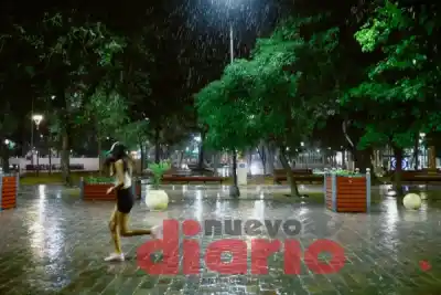El cielo se pone negro en Santiago: a qué hora larga el agua y hasta cuándo sigue
