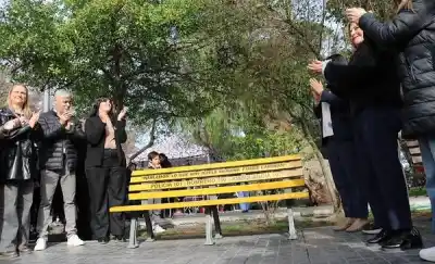 El banco amarillo que apareció en una plaza de Trelew y nadie se puede sentar a ignorar