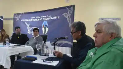 Jubilados de Caleta Olivia se sentaron en la banca que el Concejo nunca usa: lo que dijeron dejó a todos en silencio