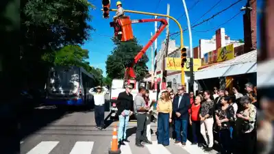 Nuevos semáforos en una esquina clave: el cambio que busca evitar tragedias en Santiago