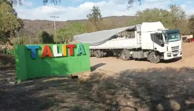 El camión llegó con los materiales y estas familias ya empezaron a levantar su casa