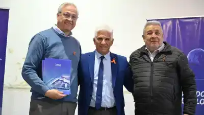El gobernador llevó una millonaria inversión al pueblo de la diputada que le dio el voto clave