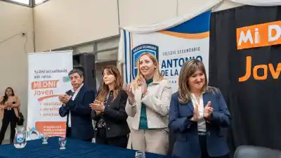 Llegan a los colegios de San Juan con un trámite clave para los chicos de 14 años
