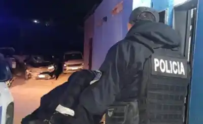 Un vecino escuchó ruidos en plena madrugada y terminó detenido un hombre dentro de un auto