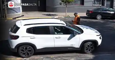 Tiene 76 años, quiso cobrar $800 del estacionamiento y ahora está internado: nadie apareció