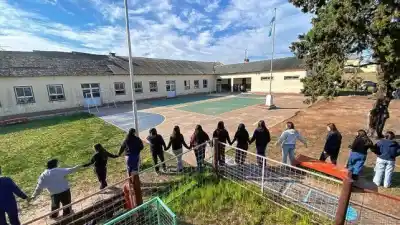 La escuela quedó destruida en julio y las familias siguen esperando: el gesto que hicieron para que las escuchen