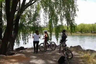 Neuquén se llena de bicicletas: dos salidas que combinan río, bardas y algo más