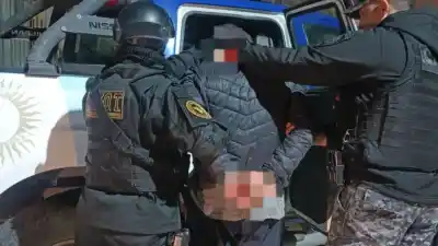 Un llamado al 911 en Villa Nueva terminó con un hombre esposado: lo que llevaba encima