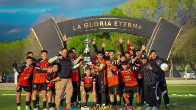 El festejo no se detiene: Deportivo Caruso se quedó con la Libertadores de Barrios y ya piensa en la próxima