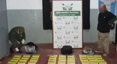 Gendarmes frenaron un auto a toda velocidad en Orán: lo que llevaban adentro cambió todo