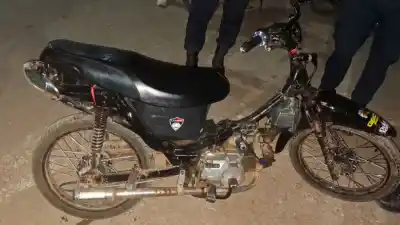 Una moto sin patente en la San Martín terminó con un hallazgo que sorprendió a la policía