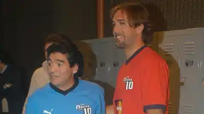 Batistuta rompe el silencio: la desgarradora confesión sobre los últimos días de Maradona que nadie se animaba a decir