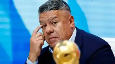 Sin pase libre: el juez le cerró la puerta a “Chiqui” Tapia para salir del país sin control