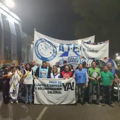 Docentes chaqueños cobran menos que hace un año y el Día del Maestro los encontró en las plazas