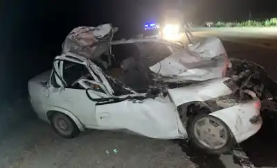Un auto quedó destrozado tras incrustarse en la parte trasera de un camión en Leales