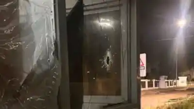 Una noche de furia en La Banda: piedrazos, un comisario embestido y un detenido