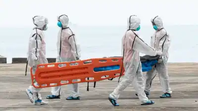 El fuego arrasó el ferry en segundos y una familia busca a un desaparecido entre los escombros
