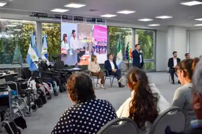 Zdero entregó ayudas técnicas del Insssep: el dato que reveló Meneses sobre los audífonos