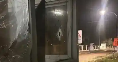 Atacaron a piedrazos un móvil policial y un comisario terminó internado tras un violento choque