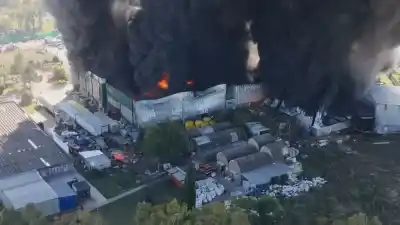 Alerta máxima en Moreno: una chispa desató el infierno en un depósito con materiales peligrosos