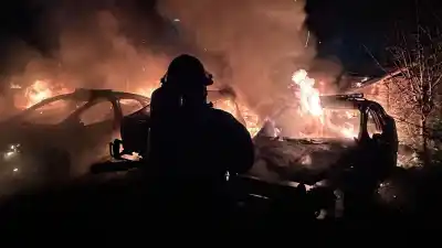 Incendio en el predio de la Unidad Regional II: las llamas devoraron patrulleros y la causa es un misterio
