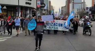 Lomas se movilizó contra la privatización de AySA: el detalle que encendió la marcha