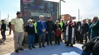El intendente de Poggi cortó la cinta de una plaza y la oposición le mostró las fotos de la suya