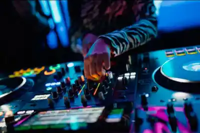 El DJ tenía todo listo para tocar, pero un detalle lo dejó afuera del evento