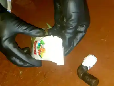 Lo pararon en un control y se deshizo de un paquete de cigarrillos: lo que había adentro lo complicó