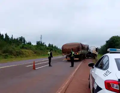 Un camión quedó varado en la ruta 12 y el tránsito en Santo Pipó no es normal