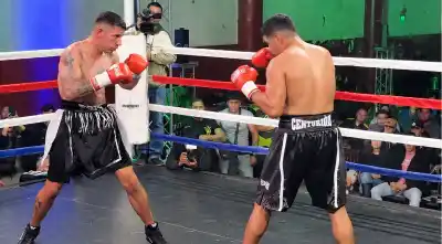 El Delmi se llenó de boxeo: un salteño festejó y el otro se fue golpeado
