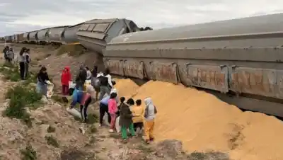 Un tren de carga descarriló en Chichinales y la carga quedó al alcance de todos