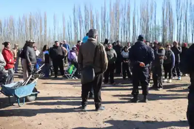 Ocuparon un terreno en Roca y esperan a la intendenta: "Nos vamos a quedar acá"