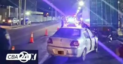 Un auto chocó contra un camión estacionado en barrio San Lorenzo: lo que encontraron los vecinos
