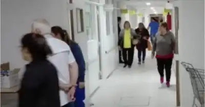 Quiso esquivar el control, terminó en la vereda y la Justicia lo busca
