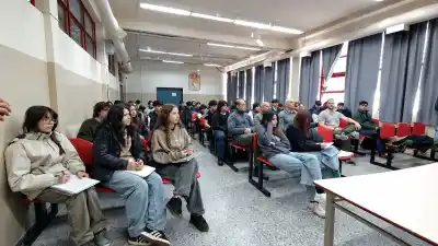 Firman un convenio para que 30 estudiantes de la EPET trabajen en obras de viviendas