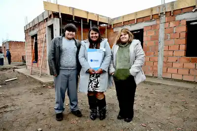 Esperó años por su casa propia y la emoción la desbordó al recibir la llamada