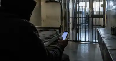 Una mujer pagaba para que no difundieran sus fotos íntimas: el rastro llegó hasta una cárcel de Santa Cruz