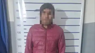 Tres lo atacaron a golpes para robarle el celular, pero su tío salió a enfrentarlos y terminó peor