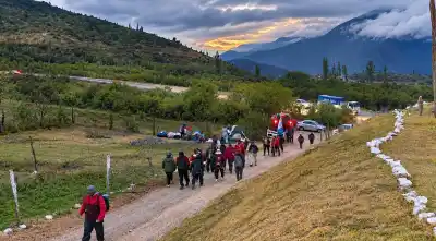 Caminaron 12 horas en la soledad de la montaña y al llegar los esperaba algo que no imaginaban